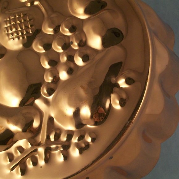 Vintage Round Copper Fluted Fruit Cluster Mold Korea 8" - Picture 3 of 8